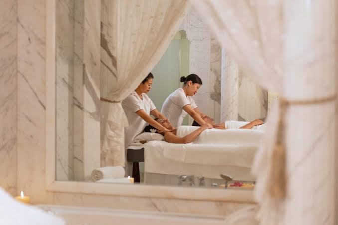 Four hand massage therapy